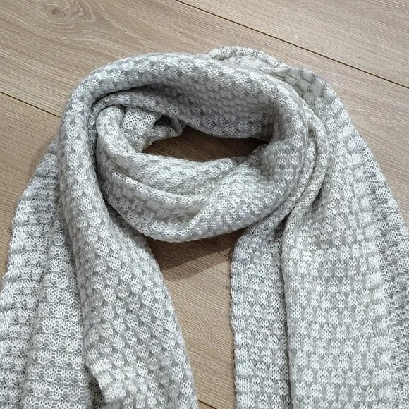 Aeropostale Ladies Winter/Fall Scarf,  Neon and Gray,  One Size Fits All - Picture 4 of 6